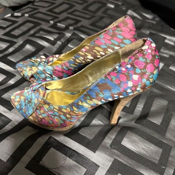 Steve Madden multi color peep toe, fabric upper, leather sole, corkscrew heel, - Picture 4 of 9